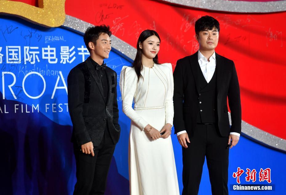 10月20日晚，郑恺（左）、林允（中）、陈赫亮相红毯仪式。当晚，第六届丝绸之路国际电影节闭幕式在福州举行。中新社记者 吕明 摄