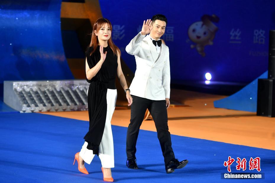 10月20日晚，赵薇、黄晓明亮相红毯仪式。当晚，第六届丝绸之路国际电影节闭幕式在福州举行。中新社记者 吕明 摄