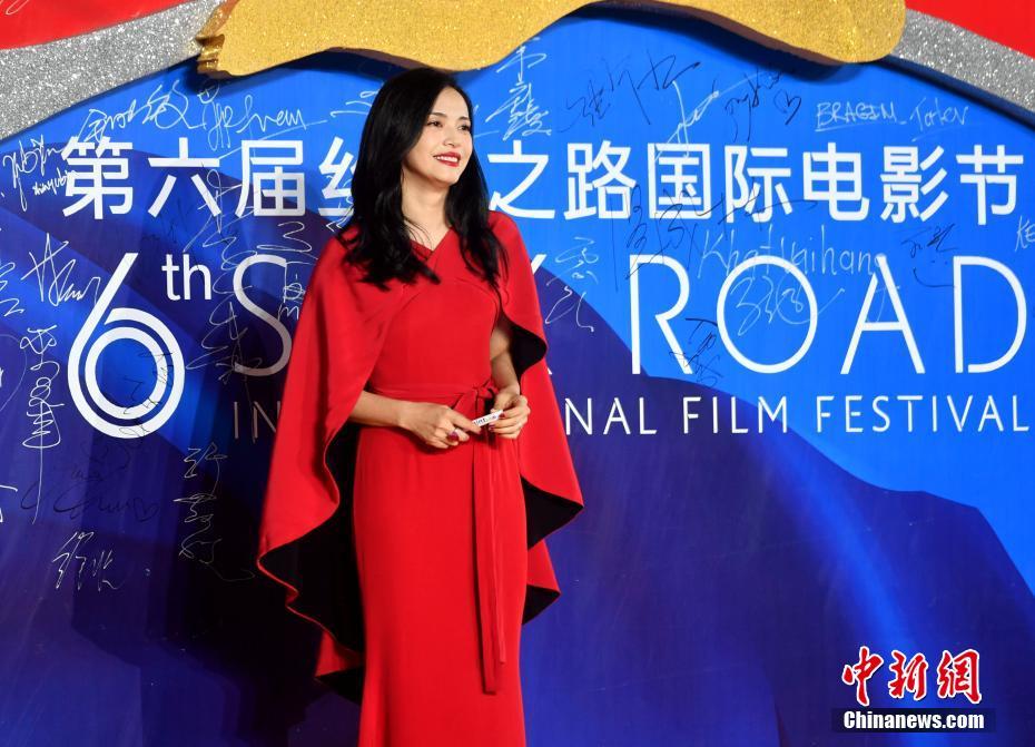 10月20日晚，姚晨亮相红毯仪式。当晚，第六届丝绸之路国际电影节闭幕式在福州举行。中新社记者 吕明 摄
