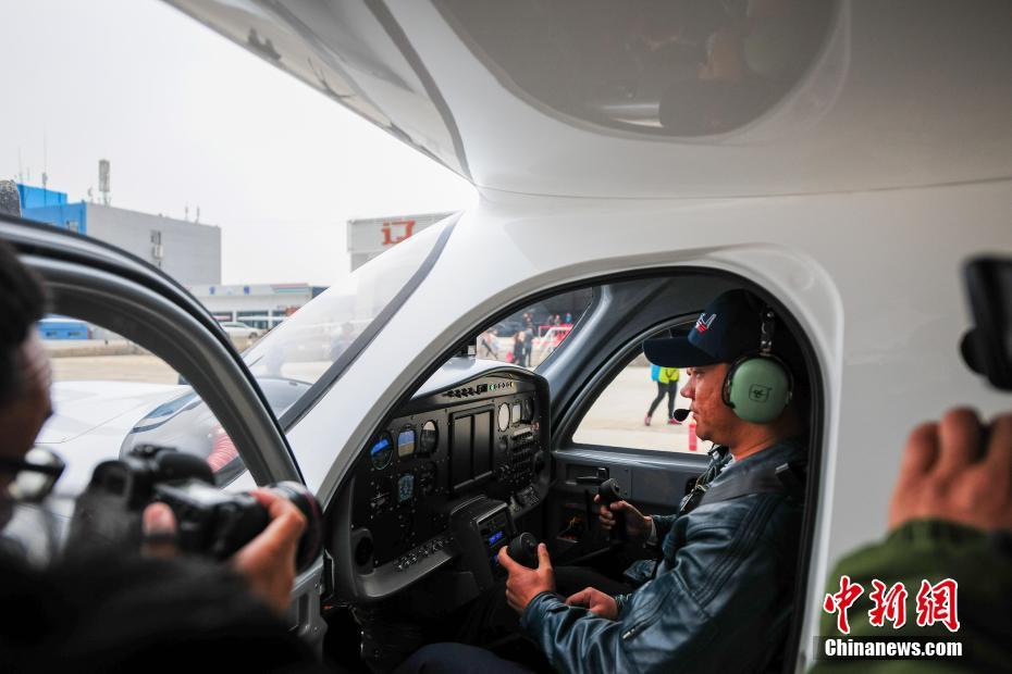 10月28日，中国自主研制的新能源电动飞机——RX4E锐翔四座电动飞机在辽宁沈阳财湖机场实现首飞。中新社记者 于海洋 摄