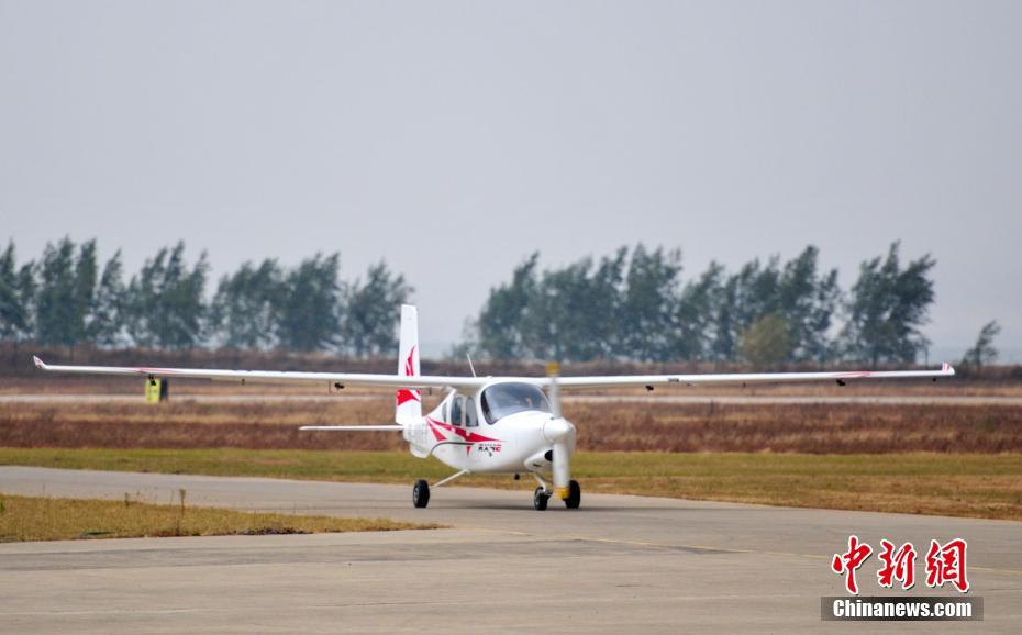 10月28日，RX4E飞机在机场滑行。当日，中国自主研制的新能源电动飞机——RX4E锐翔四座电动飞机在辽宁沈阳财湖机场实现首飞。中新社记者 于海洋 摄