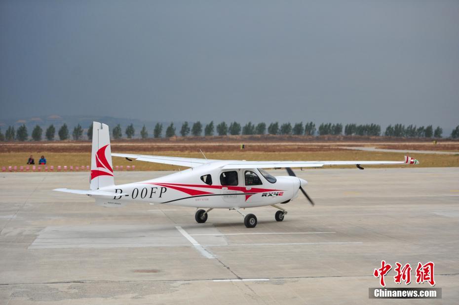 10月28日，RX4E飞机在机场滑行。当日，中国自主研制的新能源电动飞机——RX4E锐翔四座电动飞机在辽宁沈阳财湖机场实现首飞。中新社记者 于海洋 摄