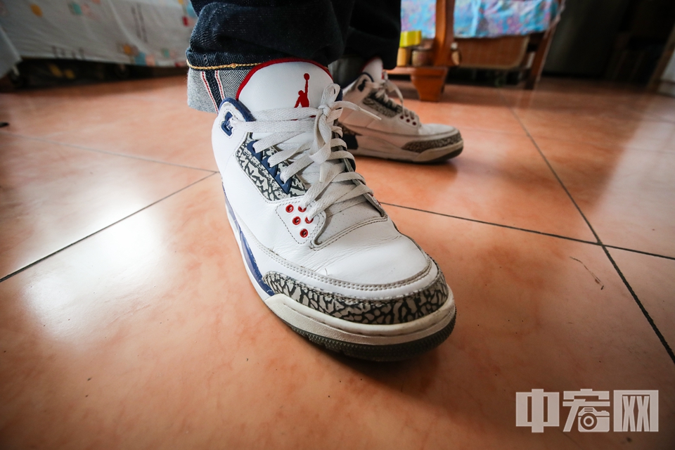 收藏球鞋10年，苏鑫宇此时脚上穿着的是双略显普通的球鞋，尽管他家中还摆着近300双鞋。现在选鞋时，他将好看，舒服几个因素排在限量款和特殊款之前，不过后者更为人们所追捧。“适合自己才是最cool的潮流文化。” 中宏网记者 富宇 摄