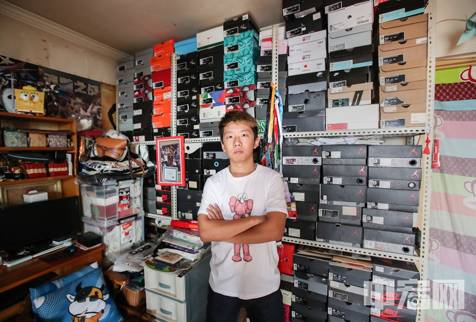 Sneaker的原意是胶底鞋, 如今独特的鞋文化，造就了一批热爱和收藏球鞋的人，他们为Sneaker赋予了新的含义。今年23岁的北京小伙苏鑫宇，已经是有10年藏鞋经历，近300双鞋的老Sneaker。他说买鞋只是单纯出于爱好，以前只顾低头买，现在回过头来，才发现鞋盒已经快“占领”了整个家。望着堆到房顶的鞋盒，他从笑容中微微挤弄眉头，“有时候我也感到发愁，这么多鞋放在这，该怎么办”。 中宏网记者 富宇 摄