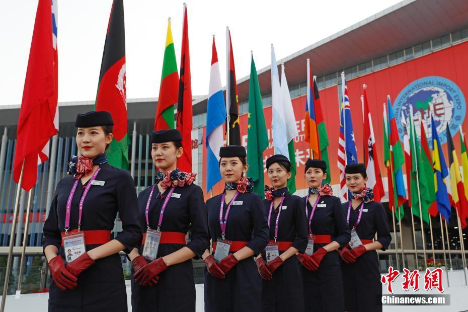 近百名东航空姐作为志愿者参与到第二届中国国际进口博览会服务工作。殷立勤 摄