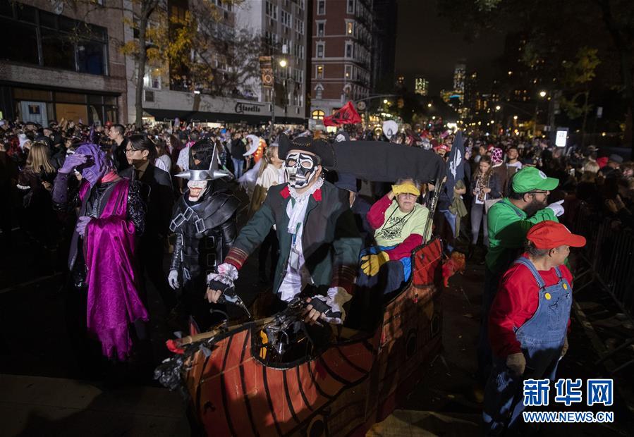 10月31日,人们在美国纽约曼哈顿参加万圣节大游行,庆祝一年一度的西方传统节日万圣节。 新华社记者 王迎 摄