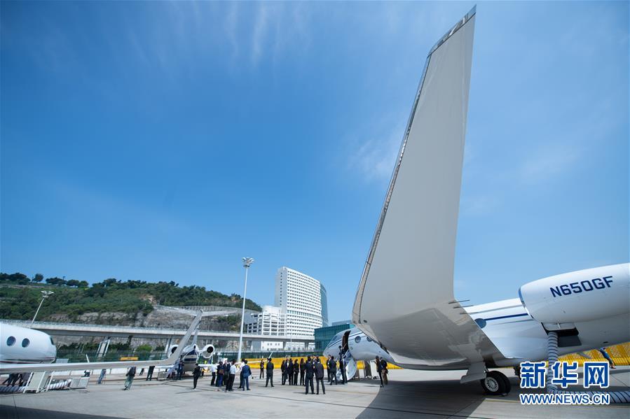 11月1日,观众参观第八届澳门公务航空展。 当日,第八届澳门公务航空展在澳门国际机场开幕。 新华社记者 张金加 摄