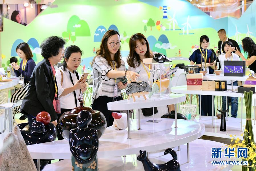 11月1日,在厦门举行的两岸文博会上,参观者在台中市展区参观。当日,为期四天的第十二届海峡两岸(厦门)文化产业博览交易会在厦门开幕,100多家两岸相关协会机构参展参会。新华社记者姜克红摄