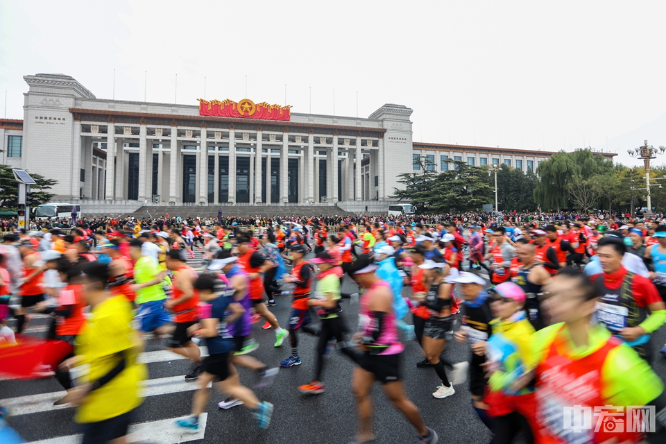 本次比赛的起、终点依旧分别设在天安门广场和奥林匹克公园的庆典广场。今年的北马在起跑仪式上增设56个民族代表与全场3万名选手共唱国歌等环节，同时在比赛沿途设置多个以“礼赞70周年”为主题的加油站。最终齐索瑞奥率先撞线，他的两名同胞耶格、那贝分列二、三位。中国选手杨绍辉第七个冲过终点，排在国内组第一。