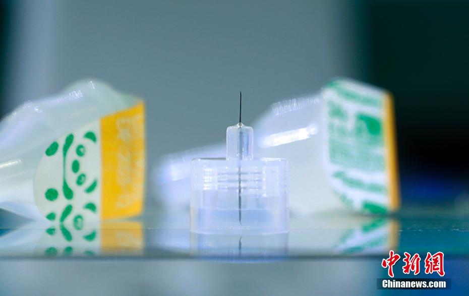图为全球最细的胰岛素注射针头。中新社记者 汤彦俊 摄