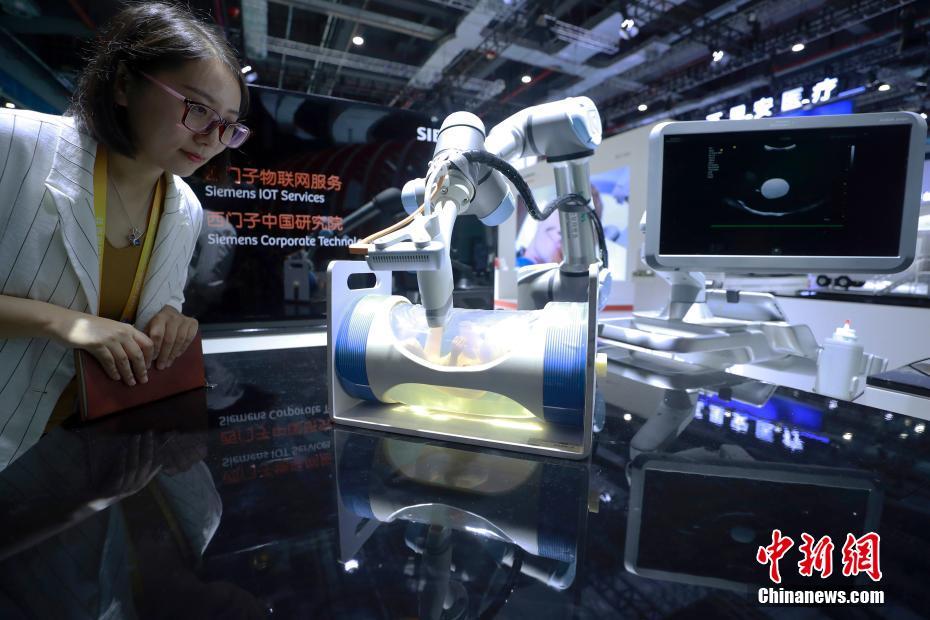 11月5日，第二届中国国际进口博览会在国家会展中心(上海)开幕。本届进博会上，多款全球医疗健康“黑科技”产品的亮相引人关注。图为现场展示的“进阶版”5G远程超声机器人。中新社记者 汤彦俊 摄