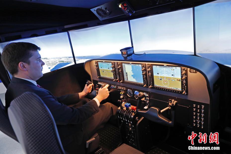 11月5日，一名参观者在美国波音公司展台体验模拟飞机驾驶。当日，第二届中国国际进口博览会在上海国家会展中心开幕。中新社记者 殷立勤 摄 