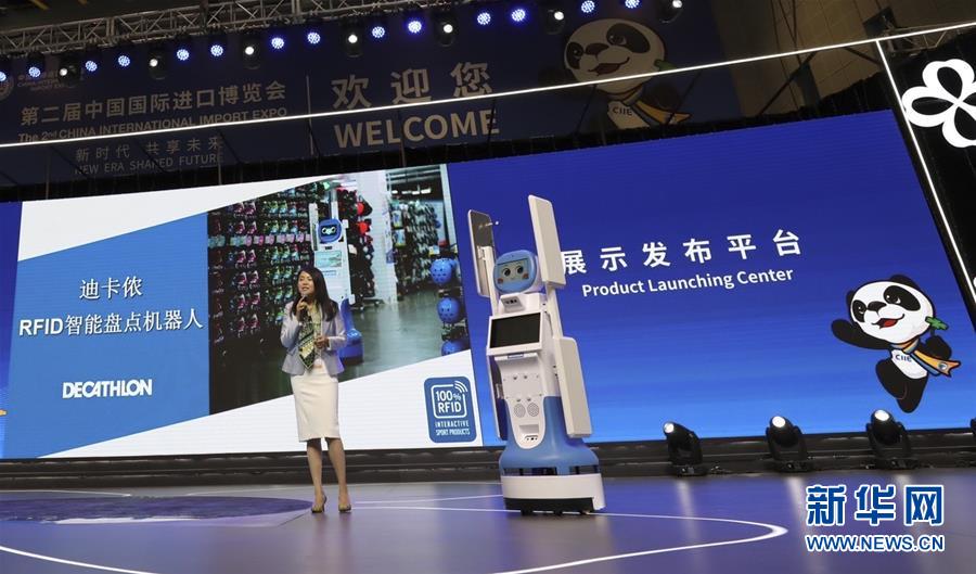 　11月6日，法国迪卡侬公司的RFID智能盘点机器人“迪宝”在第二届进博会展示发布平台全球首发。正在上海举行的第二届中国国际进口博览会上，多款最新科技和产品在此实现“全球首秀”。新华社记者 金立旺 摄