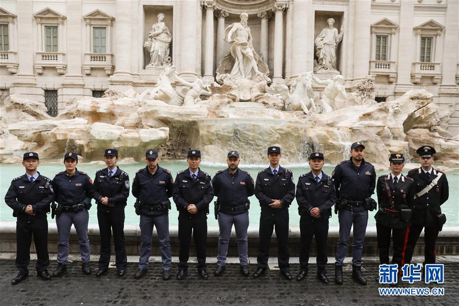 11月5日，在意大利罗马，中意警员合影留念。

　　中意第四次警务联合巡逻启动仪式5日在罗马市政府举行。此次赴意执行任务的全部10位中国警察来自刑侦、治安、经侦、特警、国际合作等多个警种，他们的任务是通过巡逻维护在意大利的中国游客和华侨华人安全，此外还要走访华人社区、中资企业和留学生，为他们提供其他安全服务。新华社记者 程婷婷 摄