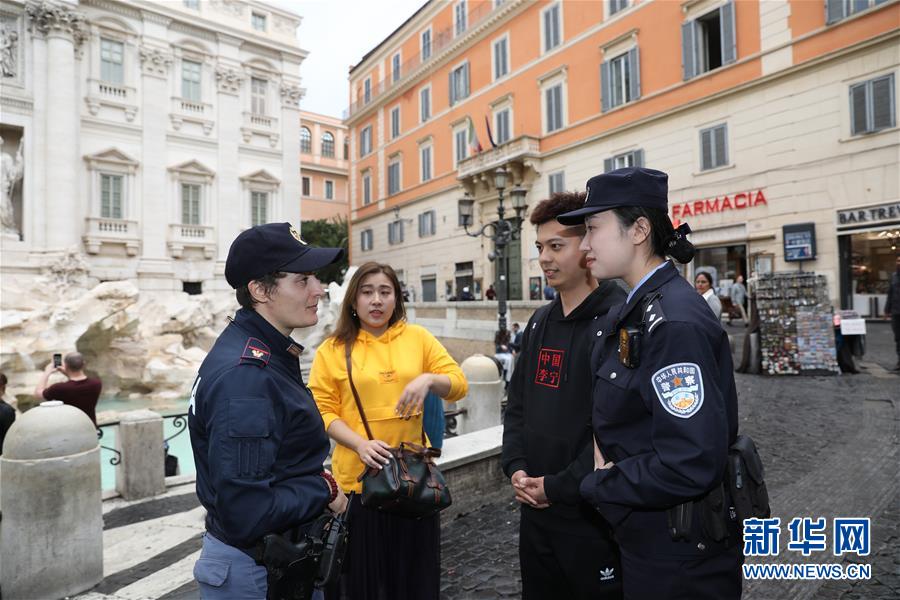 11月5日，在意大利罗马，中意警员在许愿池旁与游客交流。新华社记者 程婷婷 摄
