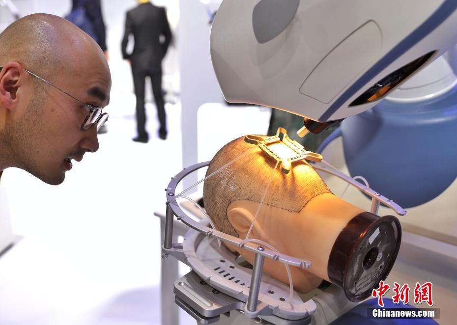 11月6日，第二届进博会正在上海国家会展中心举办。一款植发手术辅助机器人首次亮相展会，该设备在一小时内可以帮助患者植发1500根。中新社记者 张亨伟 摄