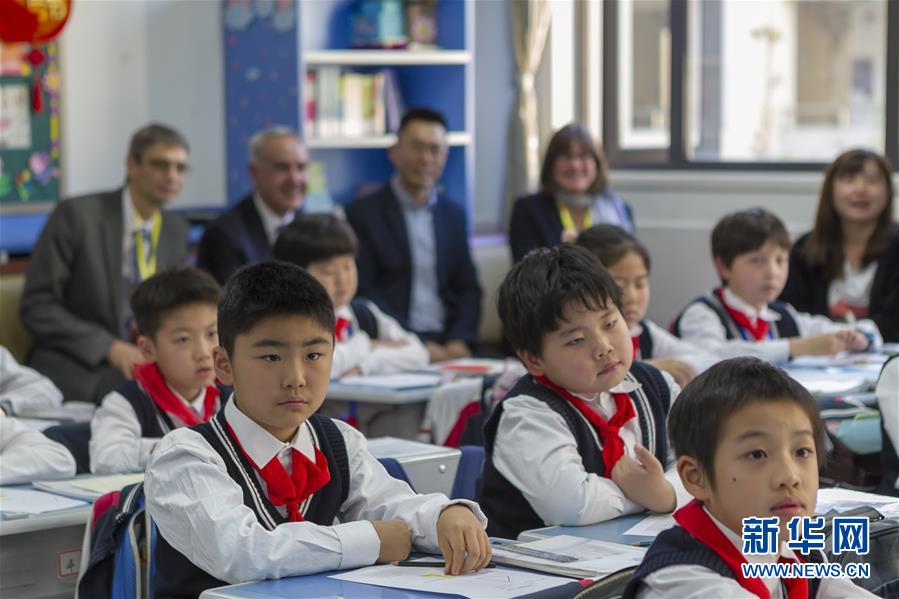 这是11月11日在上海市实验小学拍摄的观摩课现场。 当日，2019-2020新一轮中英数学教师交流项目在沪启动。本轮交流项目共吸引107名来自英国的数学教师。 从2014年开始启动的中英数学教师交流项目由中英两国教育部共同商定，由上海市教育委员会、上海师范大学、英国卓越数学教学中心共同实施。 新华社发 （王翔 摄）