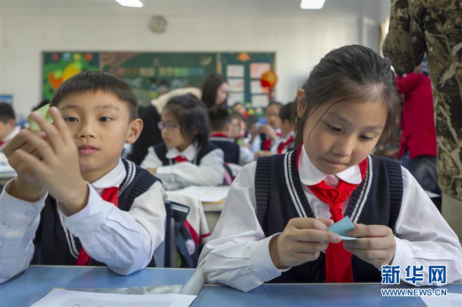 　11月11日，上海市实验小学学生在观摩课上通过折纸学习“轴对称”。 当日，2019-2020新一轮中英数学教师交流项目在沪启动。本轮交流项目共吸引107名来自英国的数学教师。 从2014年开始启动的中英数学教师交流项目由中英两国教育部共同商定，由上海市教育委员会、上海师范大学、英国卓越数学教学中心共同实施。 新华社发 （王翔 摄）