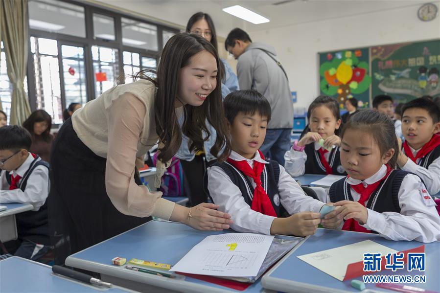 11月11日，上海市实验小学数学教师方懿在观摩课上与学生互动。 当日，2019-2020新一轮中英数学教师交流项目在沪启动。本轮交流项目共吸引107名来自英国的数学教师。 从2014年开始启动的中英数学教师交流项目由中英两国教育部共同商定，由上海市教育委员会、上海师范大学、英国卓越数学教学中心共同实施。 新华社发 （王翔 摄）