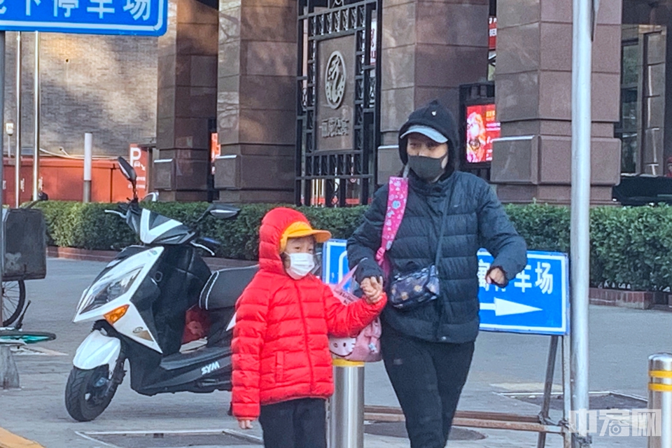 中宏网11月13日电（记者 康书源）今天北京大风蓝色和寒潮蓝色预警高挂，四五级北风猛吹、阵风更是达到八级，13时气温仅有5~6℃，体感寒意明显，街头行人裹紧厚衣，顶风而行。