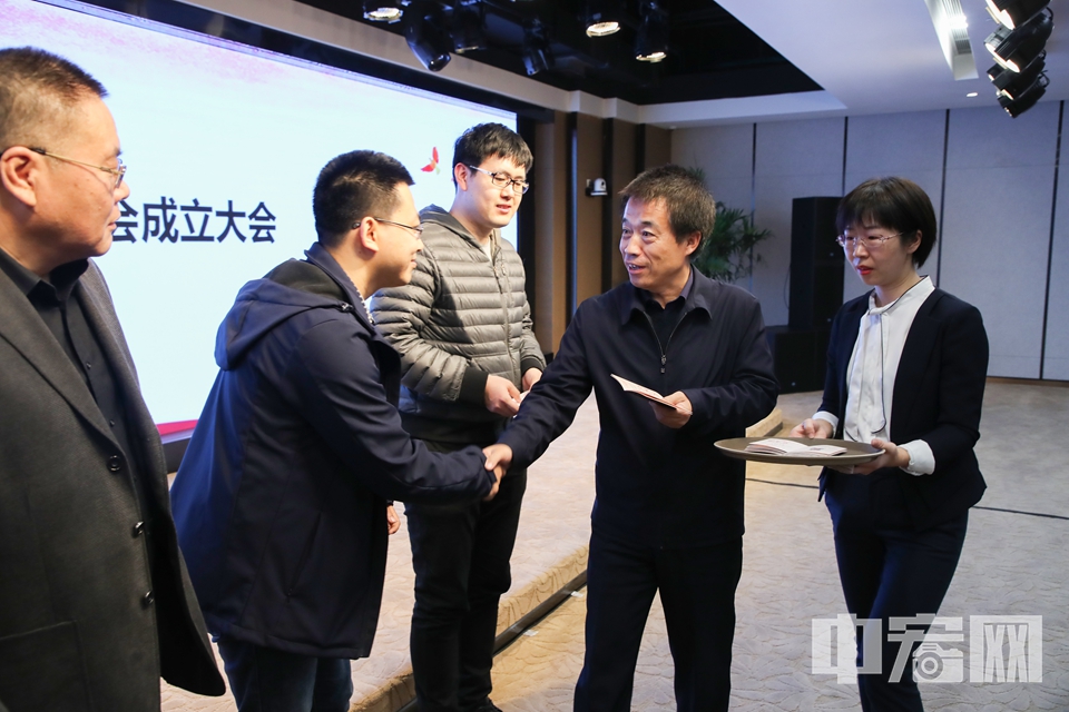 会上，北京市市场监督管理局标准化处宣读了标委会成立批复，北京市经济和信息化局巡视员王伟（图中）、北京市市场监督管理局副局长姚娉为标委会委员代表颁发聘书。 中宏网记者 富宇 摄