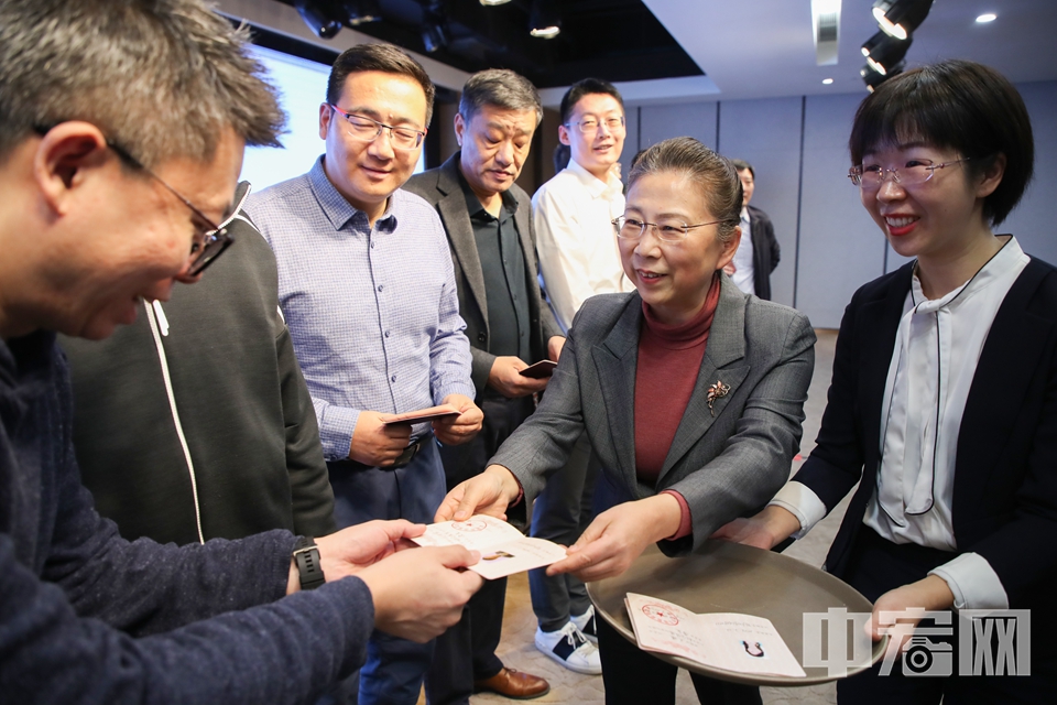 北京市经济和信息化局巡视员王伟、北京市市场监督管理局副局长姚娉（图中）为标委会委员代表颁发聘书。 中宏网记者 富宇 摄