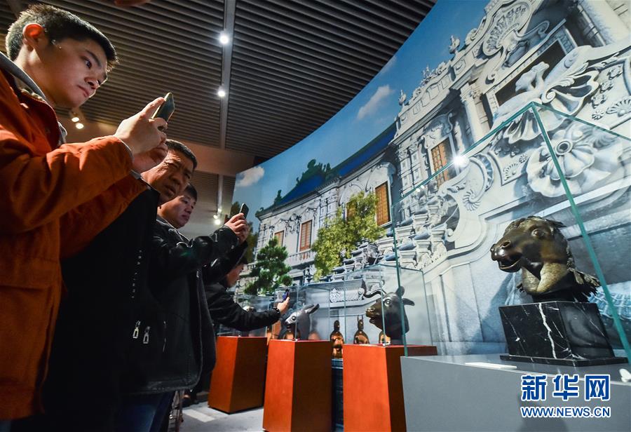 11月13日，观众在“回归之路——新中国成立70周年流失文物回归成果展”上参观圆明园马首铜像（右）。 新华社记者 李贺 摄