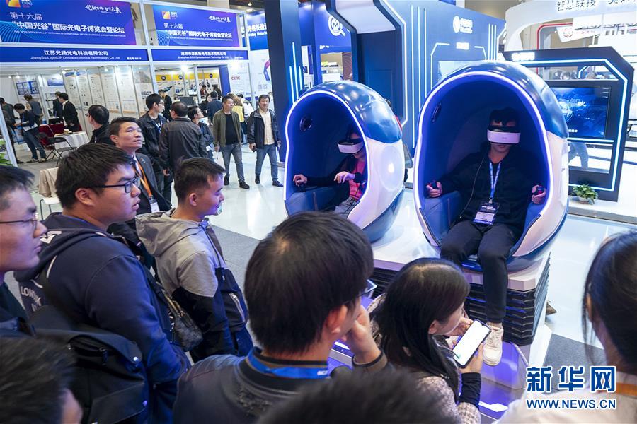 11月13日，观众在光博会上参观体验展出的VR设备。

　　当日，为期3天的第十六届“中国光谷”国际光电子博览会暨论坛在武汉中国光谷科技会展中心开幕。

　　新华社记者 熊琦 摄