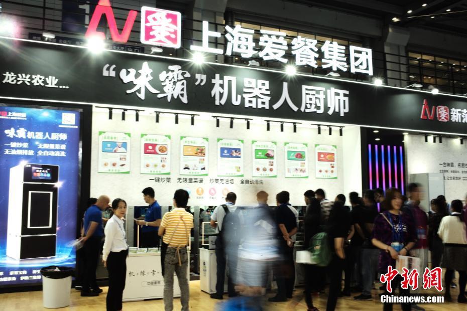图为上海参展商展示的“味霸”机器人厨房。中新社记者 陈文 摄