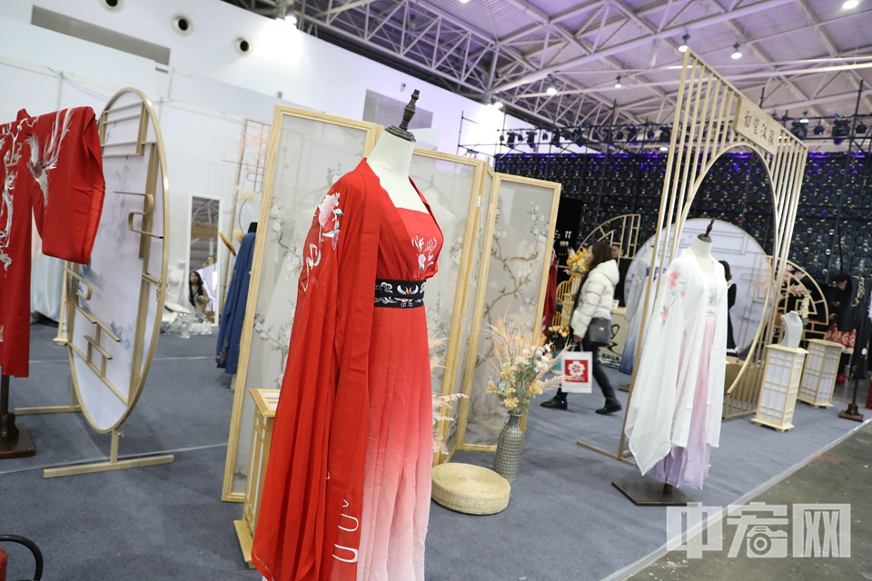 现场展示的汉服，凸显中国风。 中宏网记者 富宇 摄