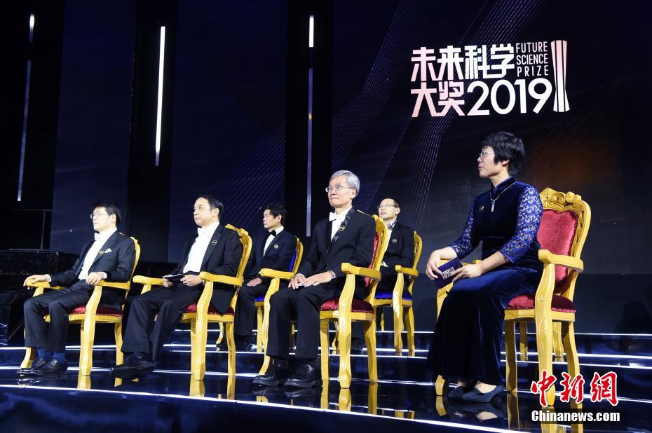 11月17日,2019未来科学大奖颁奖典礼在北京举行,被称为中国诺贝尔奖的“未来科学大奖”由香港未来科学大奖基金会有限公司发起,北京怀柔未来论坛科技发展中心协办,旨在奖励在大中华地区(包含中国大陆地区、香港、澳门及台湾)取得杰出科技成果的科学家。图为“数学与计算机科学奖”获奖者王小云;“物质科学奖”获奖者陆锦标、王贻芳;“生命科学奖”获奖者邵峰(从右至左)在颁奖典礼现场。中新社记者 侯宇 摄