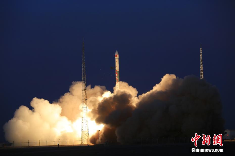北京时间11月17日18时0分，中国在酒泉卫星发射中心用快舟一号甲运载火箭，以一箭双星的方式成功将全球多媒体卫星系统α阶段A、B卫星(KL-α-A、KL-α-B)发射升空。卫星顺利进入预定轨道，任务获得圆满成功。马崇鹏 摄