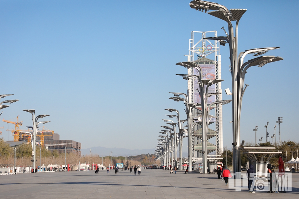 从11月18日开始，北京受寒潮和大风天气影响，气温出现大幅下降。而大风也带来了久违的蓝天，11月19日，在奥林匹克公园，蓝天映衬下的奥林匹克公园格外迷人。 中宏网记者 富宇 摄