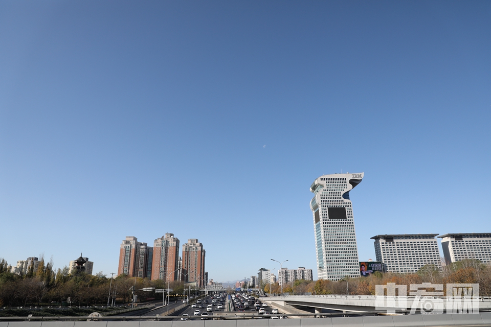 从11月18日开始，北京受寒潮和大风天气影响，气温出现大幅下降。而大风也带来了久违的蓝天，11月19日，在奥林匹克公园，蓝天映衬下的北京格外迷人。 中宏网记者 富宇 摄