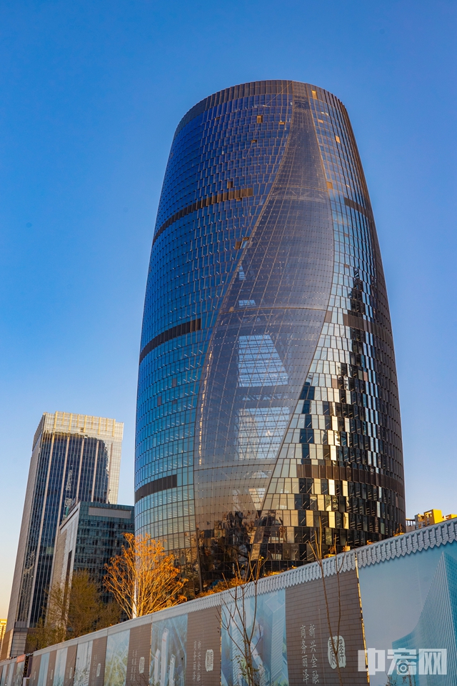 丽泽SOHO是已故世界建筑大师扎哈·哈迪德与SOHO中国合作的第四个地标项目，被权威榜单评为“2019年全球十大最值得期待建筑”之一。它的设计采用DNA双螺旋结构，流线型双塔以舞者般的优雅姿态回望市中心。每层楼的中央部分都可以通过高达近200米的通透中庭享受到自然光，俯视城市风景。