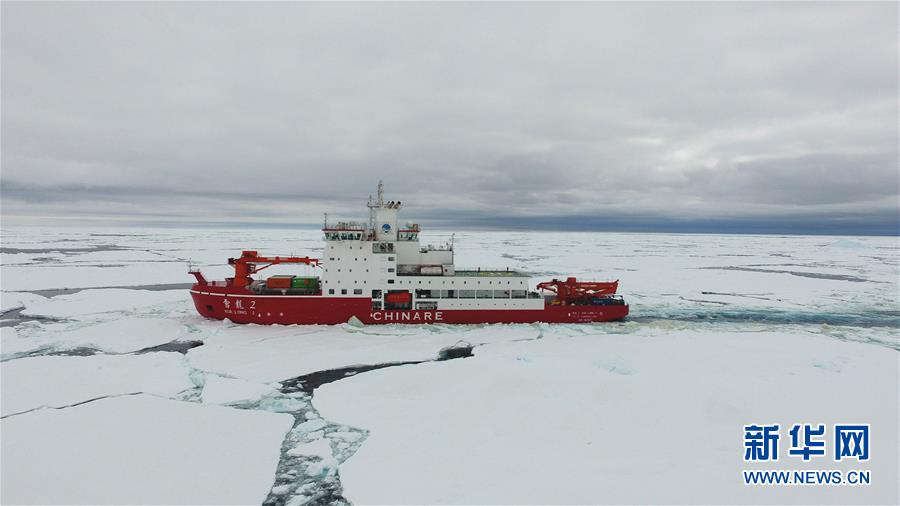 11月19日，“雪龙2”号航行在普里兹湾浮冰区（无人机拍摄）。中国第36次南极科学考察队搭乘的“雪龙2”号极地科考破冰船19日抵达南大洋普里兹湾浮冰区，即将迎来破冰能力大考，为我国另一艘极地科考破冰船“雪龙”号开道，帮助它突破陆缘冰阻挡，尽量靠近中山站，以便开展大规模海冰卸货。新华社记者 刘诗平 摄