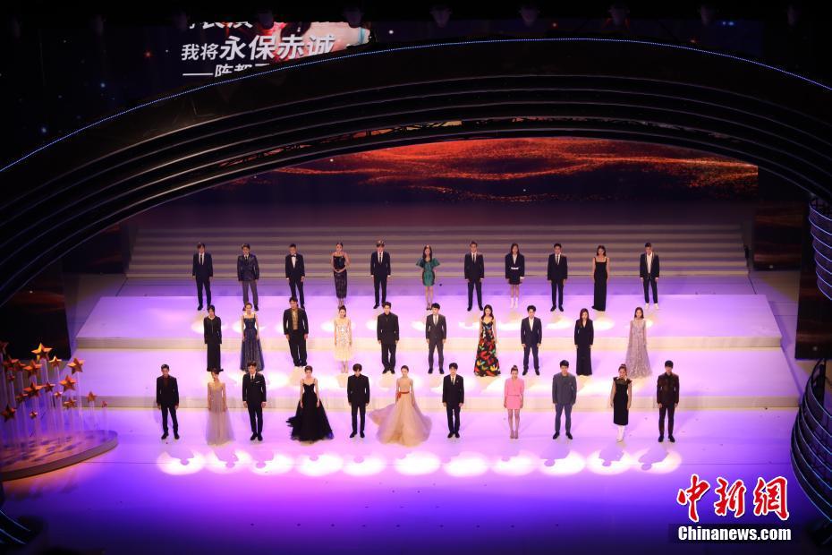 11月19日晚，第28届金鸡百花电影节在福建厦门开幕。众明星在开幕式上演唱歌曲《星辰大海》。中新社记者 李思源 摄