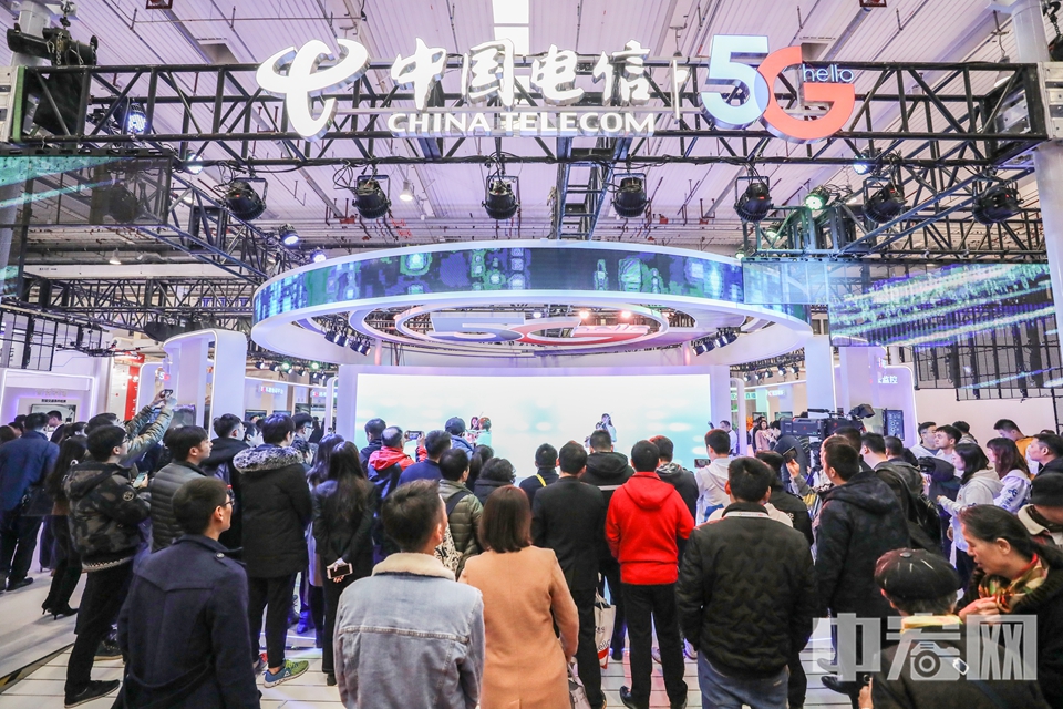 11月22日，世界5G大会进入开展第二日。在现场，许多展台都被热情的观众所“占领”。图为中国电信展台吸引了大批观众。 中宏网记者 富宇 摄