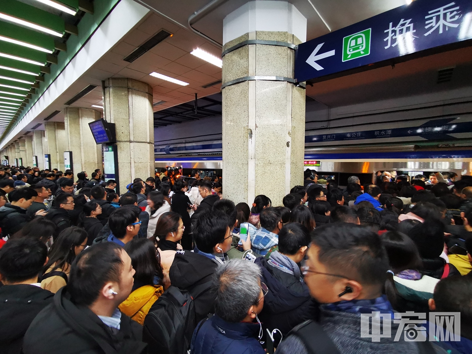 据北京地铁官方微博消息，早上7:52分，现场处置完毕，运营秩序逐步恢复。 中宏网记者 富宇 摄