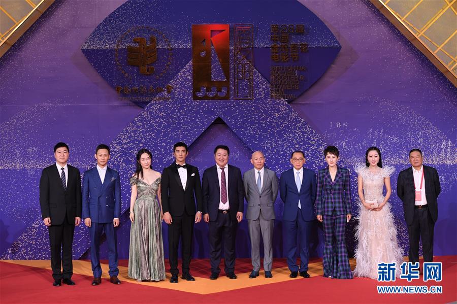 11月23日，电影《红海行动》主创人员在红毯仪式上。 当日，第28届中国金鸡百花电影节红毯仪式在福建厦门举行。 新华社记者姜克红摄
