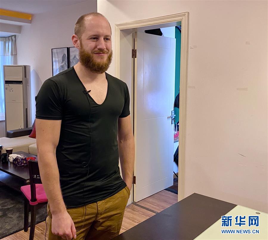 这是美国小伙从云在成都的家中（11月21日摄）。 新华社记者 吴晓颖 摄