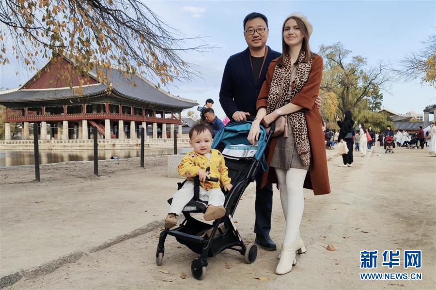 2017年底，俄罗斯留学生周美凝（右）与中国小伙周帆结婚，成了“中国媳妇”。这是周美凝与丈夫、儿子合影（11月4日摄）。 新华社发