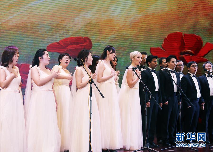这是王江润（前排右四）和同事在江苏大学教职工合唱比赛上演唱《年轻的朋友来相会》（9月29日摄）。 新华社发