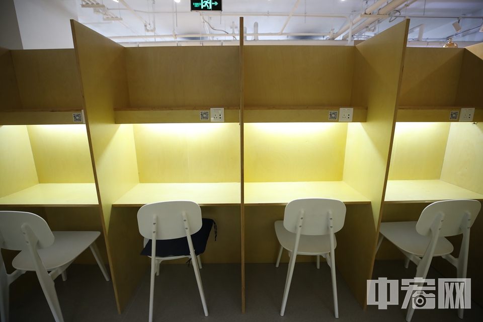 读书馆内的暗区，由隔断分割出一个个座位，能为客人提供更为私密和安静的学习环境。 中宏网记者 富宇 摄