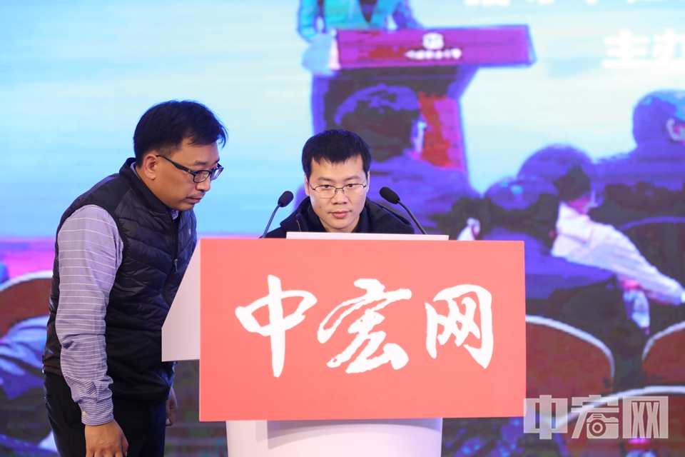 11月29日上午，第四届中国信用建设创新发展峰会在北京召开。图为峰会开始前，工作人员在现场进行调试。