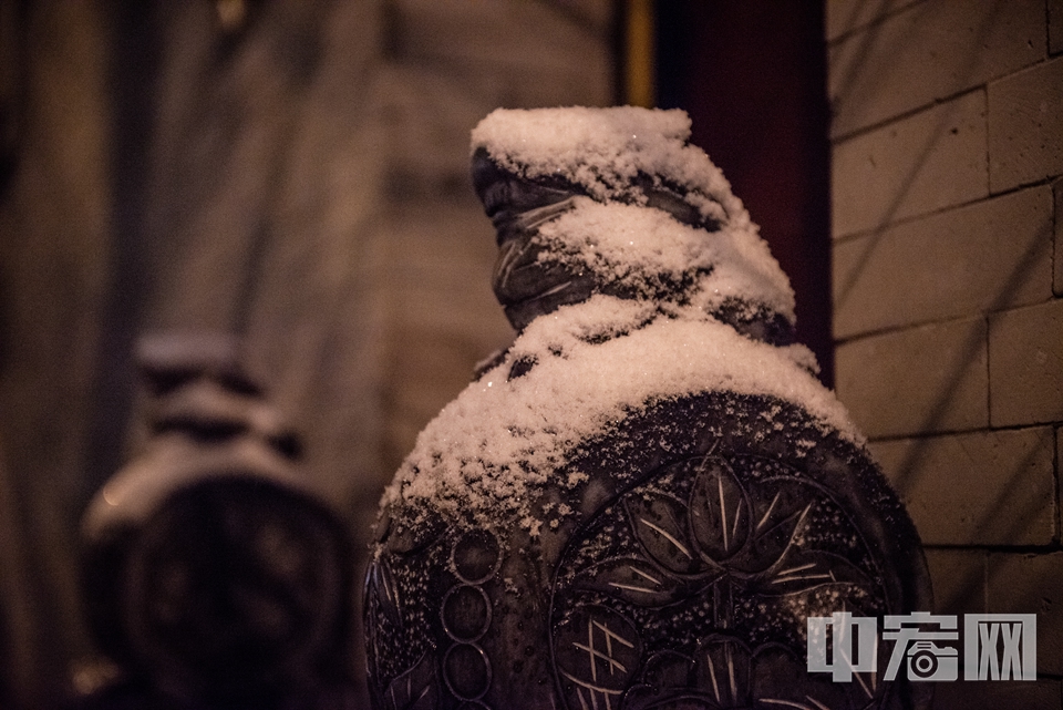 在北京东城区，街头的石墩被白雪覆盖。 中宏网记者 富宇 摄