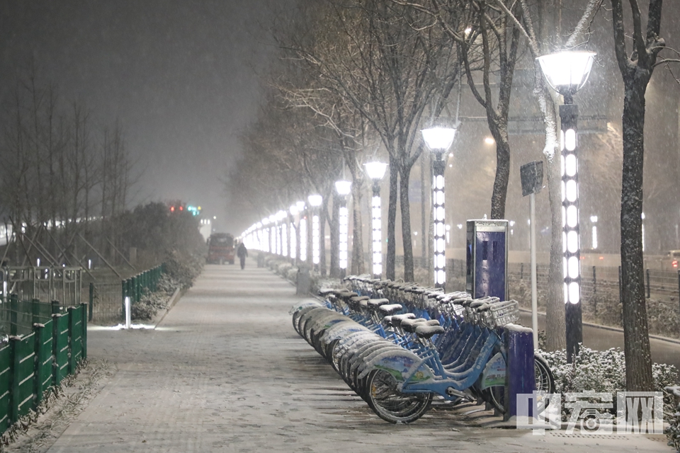 在北京回龙观地区，共享单车在雪中整齐的摆放着。 中宏网记者 康书源 摄