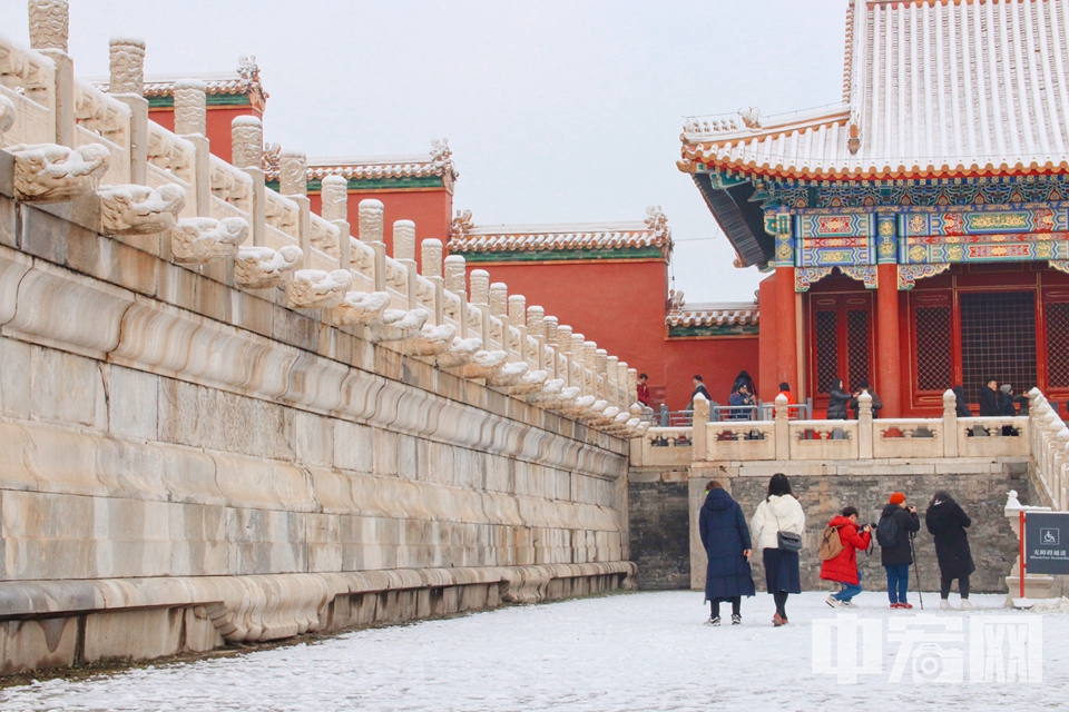 11月29日晚，北京降下今冬首场雪。30日，大量游客涌入故宫，纷纷将紫禁城的雪后美景定格。 张麟 摄