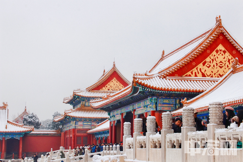 11月29日晚，北京降下今冬首场雪。30日，大量游客涌入故宫，纷纷用相机和手机将紫禁城的雪后美景定格。 张麟 摄