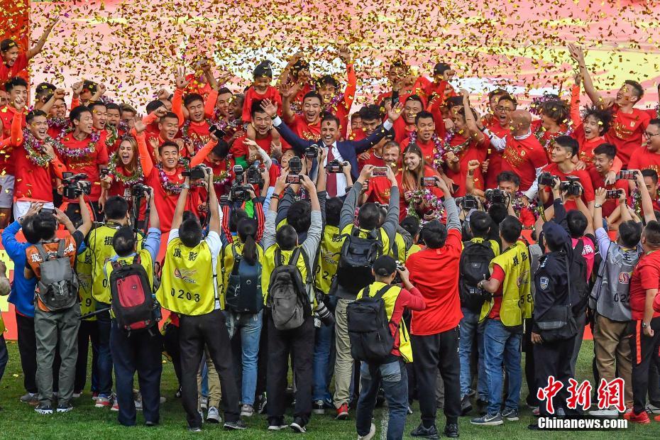 12月1日，在刚刚结束的2019赛季中超末轮比赛中，广州恒大主场3:0战胜上海申花，队史第8次夺得中超冠军。广州恒大曾在2011至2017赛季完成中超7连冠伟业，本赛季又在与北京国安、上海上港的激烈竞争中成为赢家，从而荣膺中超“八冠王”。图为广州恒大淘宝队在夺冠庆典上庆祝。中新社记者 陈骥旻 摄